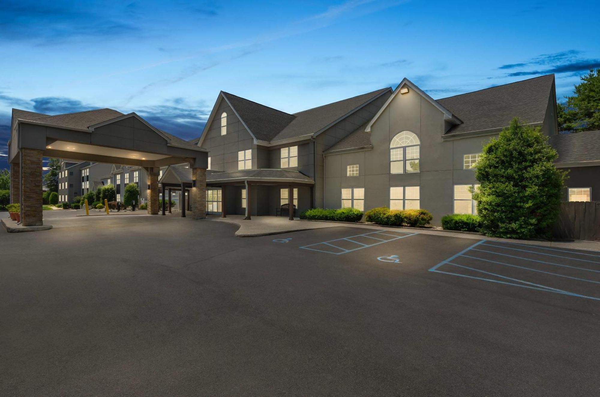 Hotel Country & By Radisson, Roanoke, Va 2*