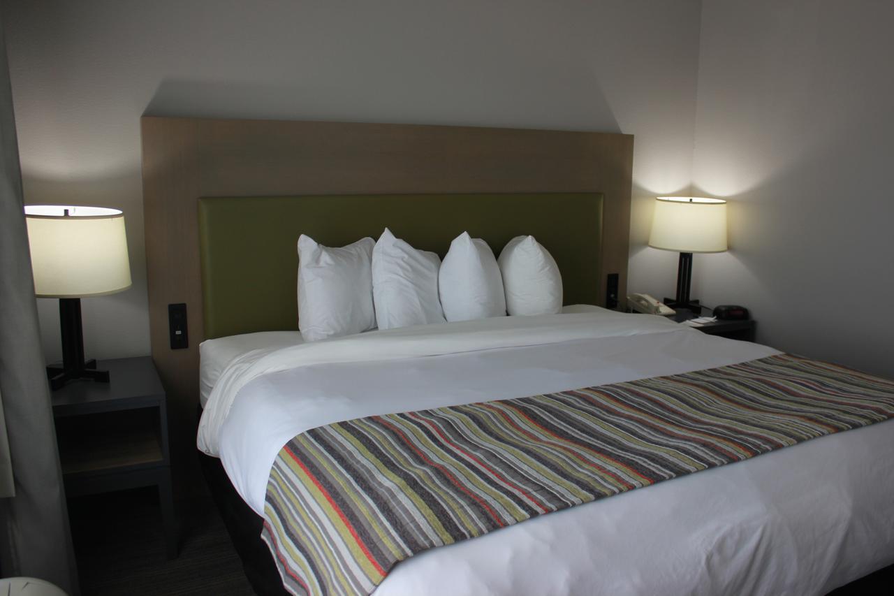 Country & By Radisson, Roanoke, Va 2*